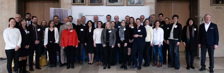 Gruppenbild der Vertreterinnen der lehrkräftebildenden Hochschulen Baden-Württembergs vor dem Senatssaal der Universität Stuttgart.