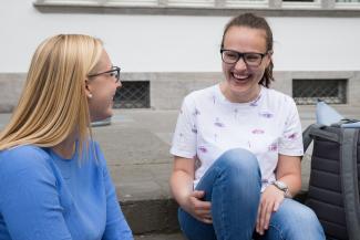 2 lachende Studentinnen