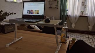 Improvisierter Steharbeitsplatz im Homeoffice