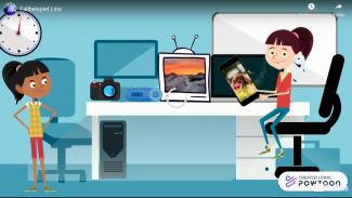 Powtoon-Videoausschnitt zeigt Mädchen am Schreibtisch vor diversen digitalen Geräten