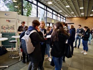 Gut besuchter Infostand der HSE am Studieninfotag 2019