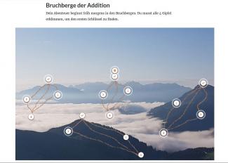 Ausschnitt aus einem digitalen Lernabenteuer: Eine im Nebel liegende Gebirgslandschaft ist mit Interaktionspunkten versehen; Text: „Bruchberge der Addition“. Darunter: „Dein Abenteuer beginnt früh morgens in den Bruchbergen. Du musst alle 4 Gipfel erklimmen, um den ersten Schlüssel zu finden.“