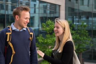 Ein Student und eine Studentin vor dem Mathematikon, einem Hochschulgebäude im Neuenheimer Feld