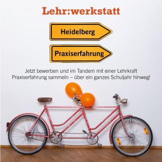 Ein orangefarbenes Tandem lehnt an einer Wand, am hinteren Lenker sind 2 orangefarbene Luftballons angebunden. Darüber der Schriftzug „Lehr:werkstatt“ in Orange, außerdem 2 Wegweiser: Auf dem einen steht „Heidelberg“, auf dem anderen „Praxiserfahrung“. Dazwischen der Text: „Jetzt bewerben und im Tandem mit einer Lehrkraft Praxiserfahrung sammeln – über ein ganzes Schuljahr hinweg“