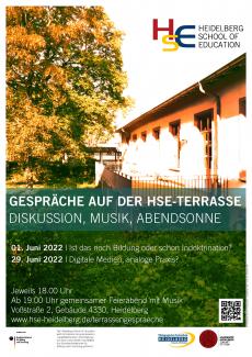 Das Veranstaltungsplakat zeigt Foto der HSE-Terrasse im Abendlicht, links begrenzt von einem großen Baum. Auf der unteren Hälft der Text: „Gespräche auf der HSE-Terrasse | Diskussion, Musik, Abendsonne | 01. Juni 2022: ist das noch Bildung oder schon Indoktrination? | 15. Juni 2022: Digitale Medien, analoge Praxis?“ sowie weitere Details. 