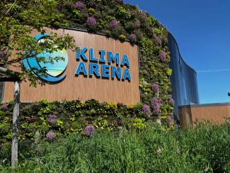 Grün bewachsene Außenansicht der Klima Arena | © Nicole Aeschbach