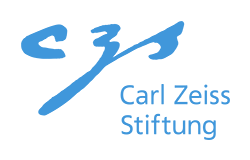 Schriftzug „czs Carl Zeiss Stiftung“ in Blau auf weißem Grund