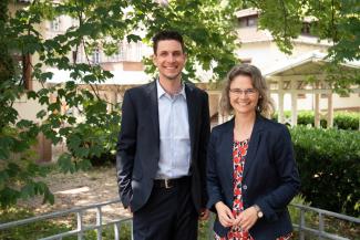 Dr. Sebastian Mahner und Dr. Christiane Wienand auf der grün umrankten Terrasse der Heidelberg School of Education