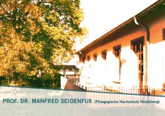 Foto der HSE-Terrasse im Abendlicht, links begrenzt von einem großen Baum. Unten sind schräg abgesetzt die Namen des Referenten platziert: Prof. Dr. Manfred Seidenfuß (Pädagogische Hochschule Heidelberg)