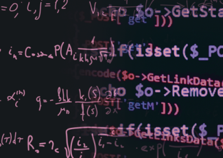 Handgeschriebene Formeln und getippter Code in Pinktönen auf schwarzem Hintergrund. | Bild: Universität Heidelberg, Fakultät für Mathematik und Informatik