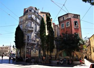 Trompes l'œil: Street Art in Montpellier. Die Bemalung einer Häuserwand a, Place Edouard Adam erzeugt eine 3D-Illusion eines Altbaus mit Erkern und Balkonen.