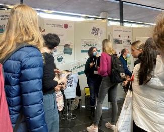 Eine HSE-Mitarbeiterin am Infostand zum Lehramtsstudium an der Universität Heidelberg im Gespräch mit Studieninteressierten.