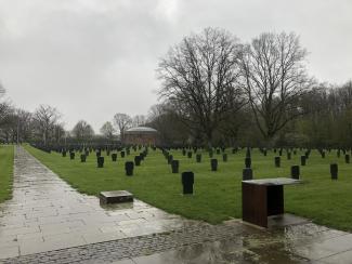 Kriegsgräberstätte in Niederbronn-les-Bains im Regen, April 2023.