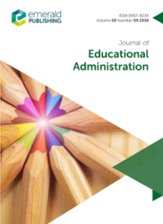 Das Cover des Journal of Educational Administration zeigt neben dem Logo und dem Titel in Grün auf weißem Grund hölzerne Buntstifte, deren Spitzen ein Farbspektrum bilden.