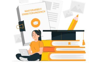 Die in Gelbtönen gehaltene Grafik zeigt eine junge Frau, die mit Laptop auf dem Schoß vor einem Stapel überdimensional großer roter Bücher sitzt. Rechts neben ihr lehnt eine Mappe mit dem Titel "Masterarbeit Erweiterungsfach". Auf dem Bücherstapel liegt ein Doktorhut, darin ein Stift.
