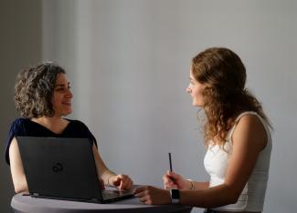 Margherita Maulella im Beratungsgespräch mit einer Studentin