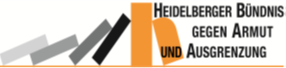 Das Logo zeigt ein Regal, auf dem umkippende Bücher in Grautönen von Büchern mit stärkerem Buchrücken in Orange gestützt werden, daneben den Schriftzug HEIDELBERGER BÜNDNIS GEGEN ARMUT UND AUSGRENZUNG