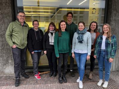 Das Projektteam „Klimaphysik meets BNE“ vor dem HSE Digital Teaching and Learning Lab: Prof. Dr. Werner Aeschbach, Dr. Nicole Aeschbach, Dr. Edith Engelhardt, Emmy Hieronimus, Sven Riedner, Dr. Kathrin Foshag, Tanja Griesbaum, Louisa Mosmann