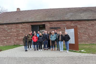 Die Studierenden mit ihren Professoren dem Eingang der Kriegsgräberstätte in Niederbronn-les-Bains, April 2023.