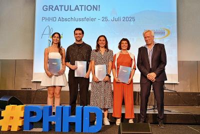 Das Bild zeigt die Preisträger:innen Judith Hartmann, Alina Holzer, Robert Stumpf und Luisa-Marie Wäsch mit Prorektor Prof. Dr. Karl-Heinz Dammer. In der Hand jeweils die Urkunde. | Bild: PHHD