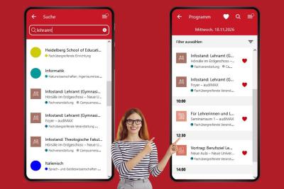 Das Bild zeigt 2 Screenshots der Event-App zum Studieninfotag; links die Suche mit Suchbegriff Lehramt, rechts die Favoriten mit Herz. In der Mitte eine junge Frau, die auf die Favoritenansicht zeigt.