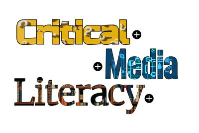 Schriftzug Critical Media Literacy. Die Buchstaben der einzelnen Worte sind mit Bildern hinterlegt, bei Critical sieht man Fragezeichen, bei Media Icons zu modernen Medien, bei Literacy Buchrücken. 