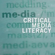 Schriftzug "Critical Media Literacy" auf Auscchnitt aus Wörterbucheintrag zum Thema Media