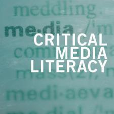 Schriftzug "Critical Media Literacy" auf Auscchnitt aus Wörterbucheintrag zum Thema Media