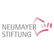 Logo mit versalem Schriftzug der NEUMAYER STIFTUNG in Grau sowie grafisch angedeutetem Haus in Rot