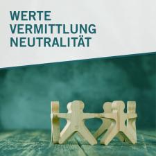 Auf einem Holztisch sind geschnitzte Männchen aus Holz zu sehen, die sich an den Händen fassen und einen Kreis bilden. Links oben im Bild schräg abgesetzt die Worte WERTE VERMITTLUNG NEUTRALITÄT.