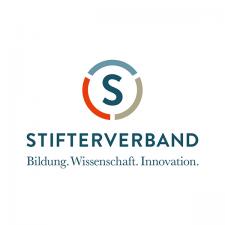 Logo des Stifterverbands. Unter einem eingekreisten „S“ der Text STIFTERVERBAND, darunter „Bildung. Wissenschaft. Innovation.“