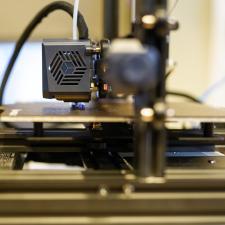 Das Bild zeigt einen 3D-Drucker.