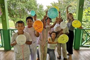Thailändische Grundschüler/innen mit der Autorin