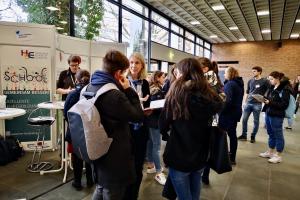 Gut besuchter Infostand der HSE am Studieninfotag 2019
