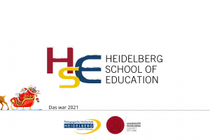 Still aus dem Video-Jahresrückblick der HSE 2021. Zwischen dem HSE-Logo und den Logos der Pädagogischen Hochschule und der Universität Heidelberg ist ein Rentier zu sehen, das einen roten Schlitten zieht, in dem der Weihnachtsmann sitzt. Dahinter der Schriftzug: „Das war 2021.“