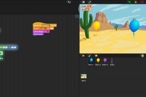 Ausschnitt der Benutzeroberfläche von SNAP! Rechts im Bild die Wüstenszenerie des programmierten Spiels mit bunten Ballons, links bunt hinterlegter Codeblöcke.