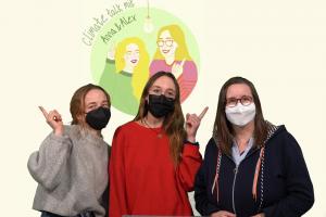 Die Produzentinnen des Podcasts „Climate Talk“ (Anna Reiter, Alexandra Gnädig und Dr. Nicole Aeschbach) mit Mund-Nasen-Schutz vor dem gezeichneten „Climate Talk“-Logo