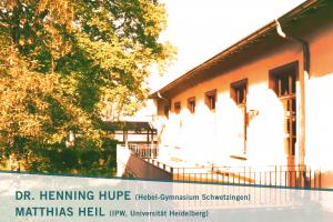 Foto der HSE-Terrasse im Abendlicht, links begrenzt von einem großen Baum. Unten sind schräg abgesetzt die Namen der Referenten platziert: Dr. Henning Hupe (Hebely-Gymnasium Schwetzingen & Matthias Heil (IPW Universität Heidelberg)  