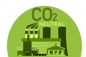 Eine Grafik zeigt innerhalb eines grün hinterlegten angeschnittenen Kreises Industriegebäude mit großen Schornsteinen. Darüber der Schriftzug „CO2-NEUTRAL“
