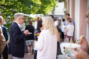 Wissenschaftler:innen im Gespräch auf der HSE-Terrasse beim ersten Cluster-Forum des Forschungs- und Transferclusters „Kulturelles Erbe und Kanonisierung von Wissen“