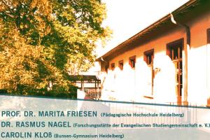 Foto der HSE-Terrasse im Abendlicht, links begrenzt von einem großen Baum. Unten sind schräg abgesetzt die Namen der Referent:innen platziert: Prof. Dr. Marita Friesen (Pädagogische Hochschule Heidelberg), Rasmus Nagel (FEST Heidelberg) & Carolin Kloß (Bunsen-Gymnasium Heidelberg) 