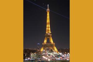Der golden leuchtende Eiffelturm unter dem Pariser Nachthimmel. Bild: © Rojin Hüseyinoglu