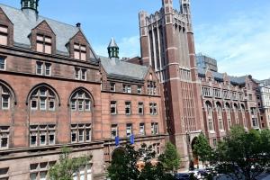 Das Teachers College der Columbia University unter blauem Himmel. | © Christiane Wienand