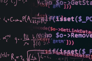 Handgeschriebene Formeln und getippter Code in Pinktönen auf schwarzem Hintergrund. | Bild: Universität Heidelberg, Fakultät für Mathematik und Informatik