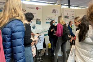 Eine HSE-Mitarbeiterin am Infostand zum Lehramtsstudium an der Universität Heidelberg im Gespräch mit Studieninteressierten.