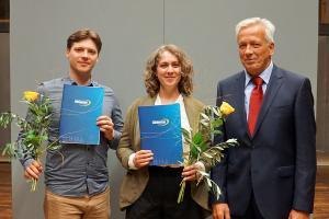 Das Bild zeigt die Preisträger:innen Nick Dolshenko und Alessia-Valeska Schieron mit Prorektor Prof. Dr. Karl-Heinz Dammer. In der Hand eine gelbe Rose und die Urkunde. | Bild: PHHD/hop