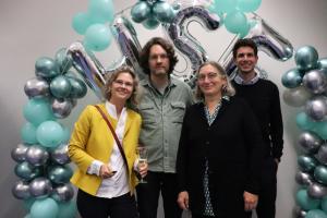 Unter einem HSE-Luftballonbogen in Silber- und Mint-Tönen sind die Geschäftsführenden Direktor:innen der HSE, Prof. Dr. Michael Haus und Prof. Dr. Petra Deger, zu sehen; eingerahmt werden sie von den Geschäftsführer:innen Dr. Christiane Wienand und Dr. Sebastian Mahner.