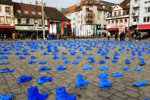 Auf dem Mannheimer Marktplatz stehen hunderte blau bemalte Schuhe