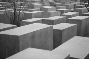 Das Bild zeigt die grauen Betonstelen des Holocaust-Mahnmals in Berlin (Denkmal für die ermordeten Juden Europas).