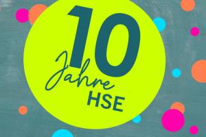 Auf einer petrolfarbenen Tafel mit buntem Konfetti ein limettengrüner Kreis, in dem "10 Jahre HSE" steht. 